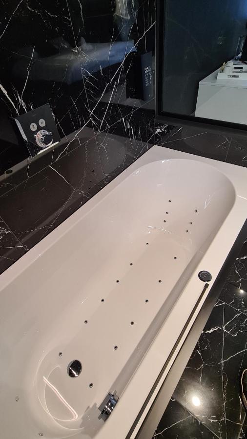 Boutique Hotel, La Cour De La Reine, Rooftop & Bistronomique Restaurant 4* Spa